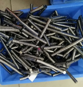 黑色的磁铁和镀镍色的磁铁价格一样吗？